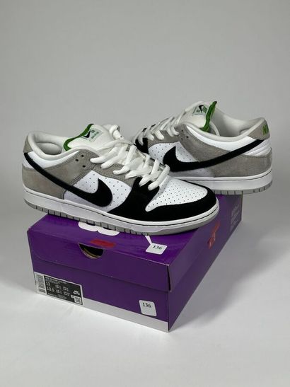 NIKE SB
A pair of low-top sneakers,
Model...