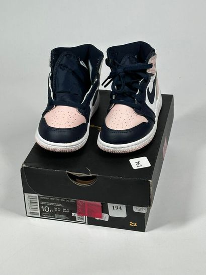 NIKE / JORDAN
Une paire de basket montante...