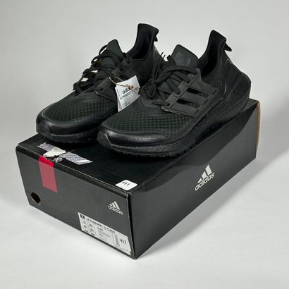 ADIDAS
A pair of low-top sneakers,
Model...