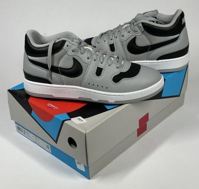 NIKE
A pair of low-top sneakers,
Model :...