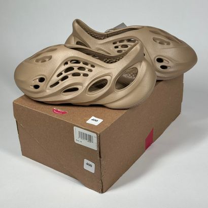 ADIDAS / YEEZY
A pair of low-top sneakers,
Model...