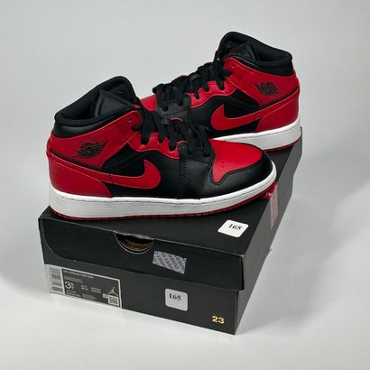 NIKE / JORDAN
Une paire de basket semi montante,
Modèle...