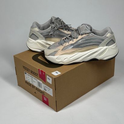 ADIDAS / YEEZY
A pair of low-top sneakers,
Model...