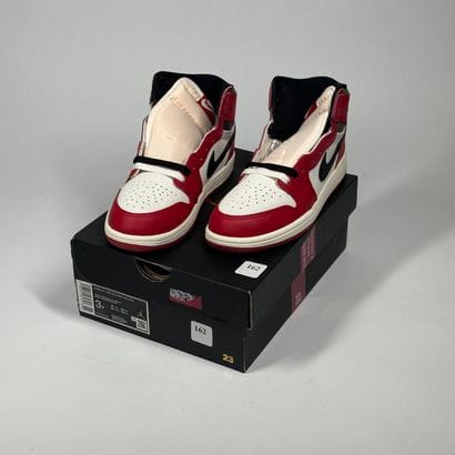 NIKE / JORDAN
Une paire de basket montante,
Modèle...