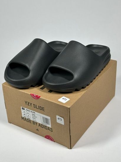 ADIDAS / YEEZY
A pair of sandals,
Model :...