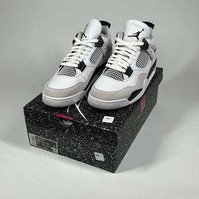 NIKE / JORDAN
A pair of semi-mounted sneakers,
Model...