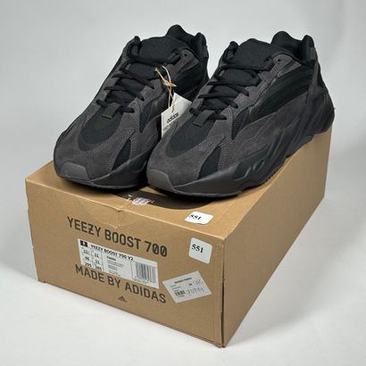 ADIDAS / YEEZY
A pair of low-top sneakers,
Model...