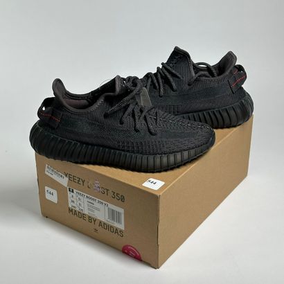 ADIDAS / YEEZY
A set of 5 pairs of low-top...
