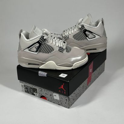 NIKE / JORDAN
A pair of semi-mounted sneakers,
Model...