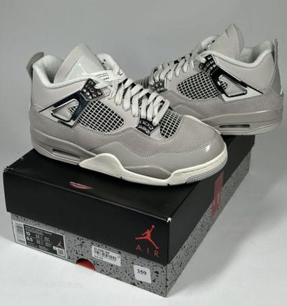 NIKE / JORDAN
A pair of semi-mounted sneakers,
Model...