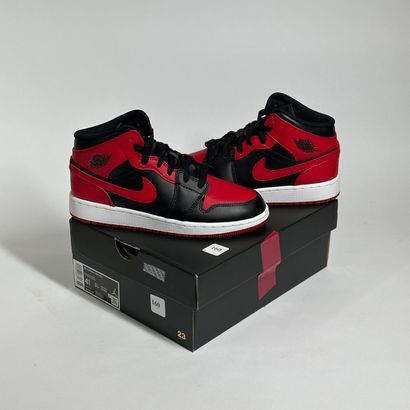NIKE / JORDAN
Une paire de basket semi montante,
Modèle...