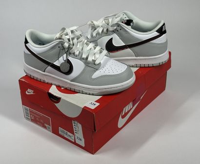 NIKE / JORDAN
A pair of low-top sneakers,
Model...