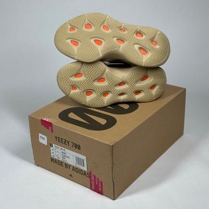 ADIDAS / YEEZY
Une paire de basket basse,
Modèle...
