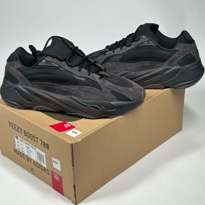 ADIDAS / YEEZY
A pair of low-top sneakers,
Model...