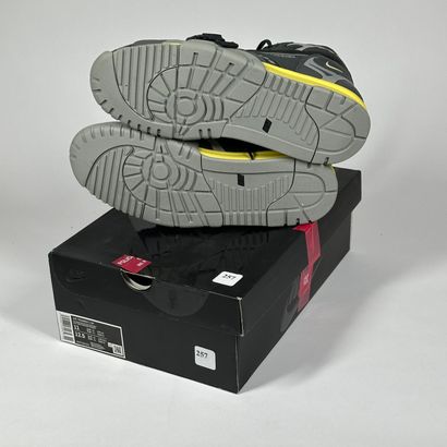 NIKE
Une paire de basket semi montante,
Modèle...