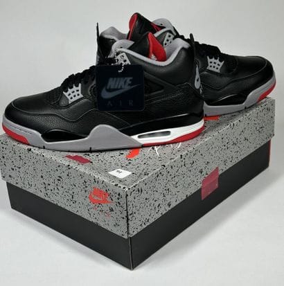 NIKE / JORDAN
A pair of high-top sneakers,
Model...