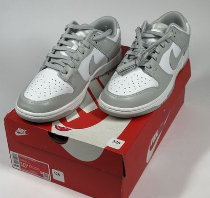 NIKE
A pair of low-top sneakers,
Model :...