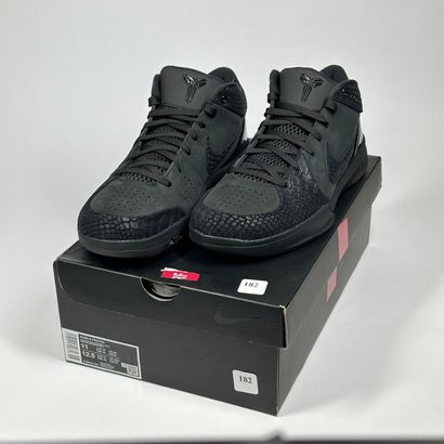 NIKE x KOBE
Une paire de basket basse,
Modèle...