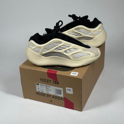 ADIDAS / YEEZY
Une paire de basket basse,
Modèle...