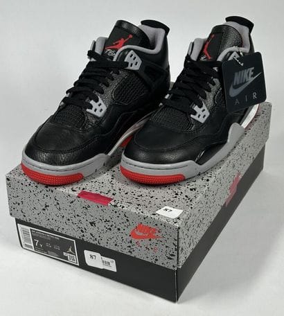 NIKE / JORDAN
A pair of high-top sneakers,
Model...