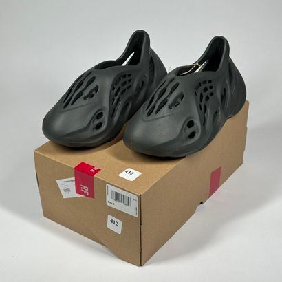 ADIDAS / YEEZY
A pair of low-top sneakers,
Model...