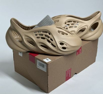 ADIDAS / YEEZY
A pair of low-top sneakers,
Model...
