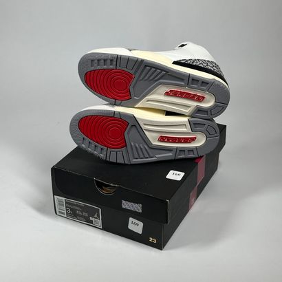 NIKE / JORDAN
A pair of semi-mounted sneakers...