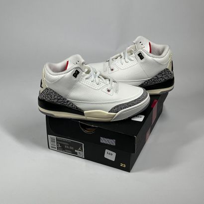NIKE / JORDAN
A pair of semi-mounted sneakers...