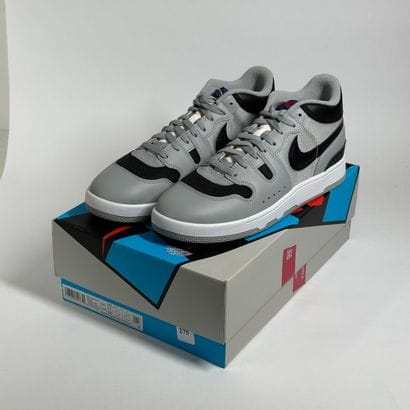 NIKE 
Une paire de basket basse,
Modèle :...