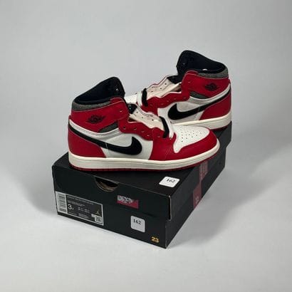 NIKE / JORDAN
Une paire de basket montante,
Modèle...
