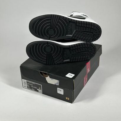 NIKE / JORDAN
Une paire de basket semi montante,
Modèle...