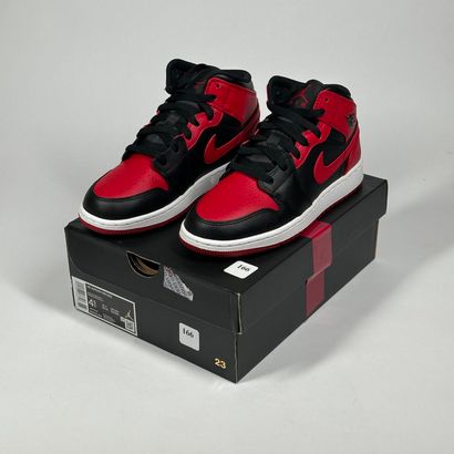 NIKE / JORDAN
Une paire de basket semi montante,
Modèle...