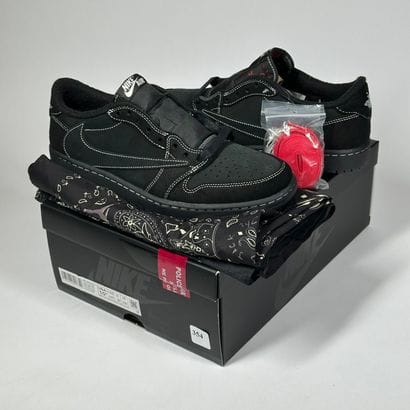 NIKE / JORDAN x TRAVIS SCOTT
A pair of low-top...