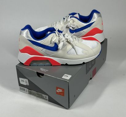 NIKE
Une paire de basket basse,
Modèle :...