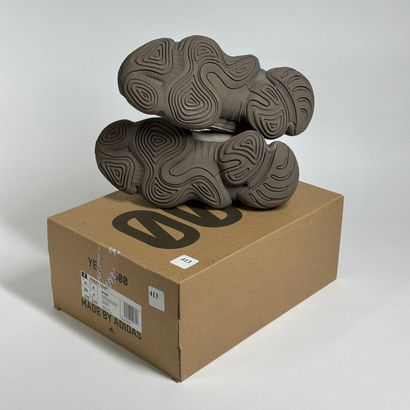 ADIDAS / YEEZY
A pair of low-top sneakers,
Model...