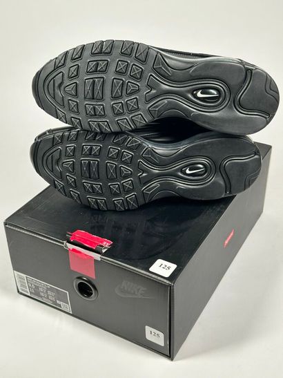 NIKE x SUPREME
A pair of low-top sneakers,
Model...