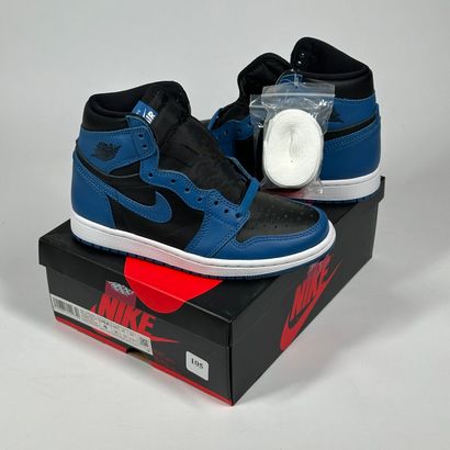 NIKE / JORDAN
A pair of high-top sneakers,
Model...
