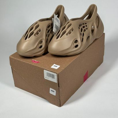 ADIDAS / YEEZY
A pair of low-top sneakers,
Model...