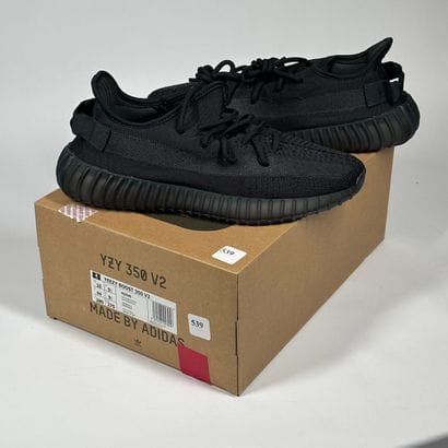 ADIDAS / YEEZY
Une paire de basket basse,
Modèle...