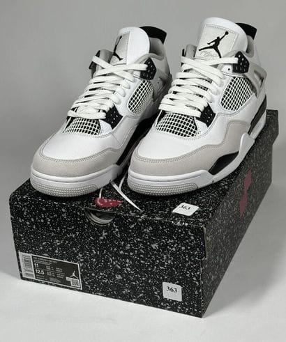 NIKE / JORDAN
A pair of semi-mounted sneakers,
Model...
