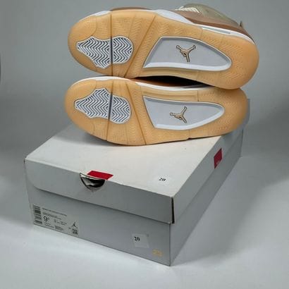 NIKE / JORDAN
A pair of high-top sneakers,...