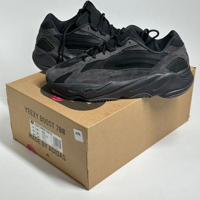 ADIDAS / YEEZY
A pair of low-top sneakers,
Model...