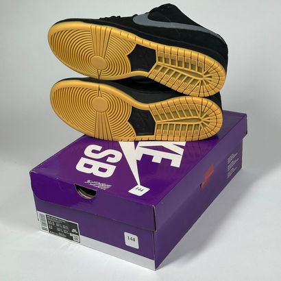 NIKE SB
Une paire de basket basse,
Modèle...