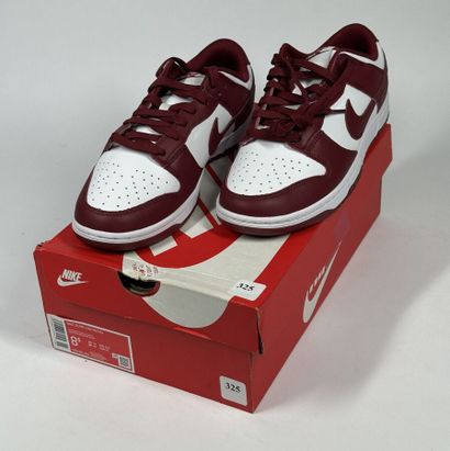 NIKE
A pair of low-top sneakers,
Model :...