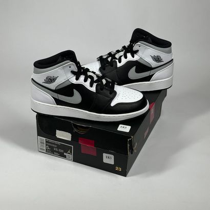 NIKE / JORDAN
Une paire de basket semi montante,
Modèle...