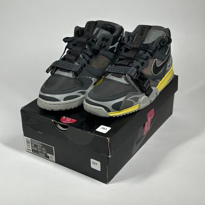 NIKE
A pair of semi-mounted sneakers,
Model...