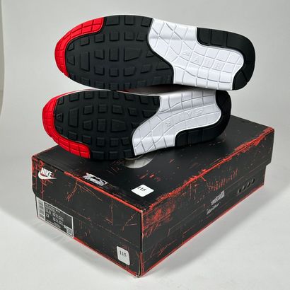 NIKE 
A pair of low-top sneakers,
Model :...