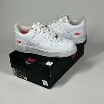 NIKE x SUPREME
Une paire de basket basse,
Modèle...