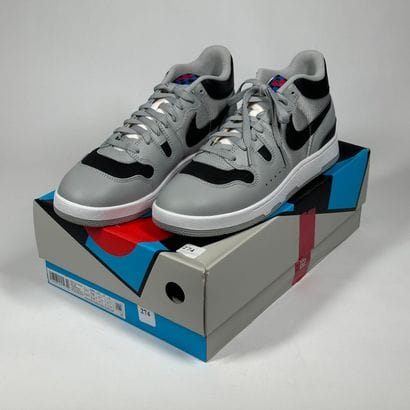 NIKE 
Une paire de basket basse,
Modèle :...