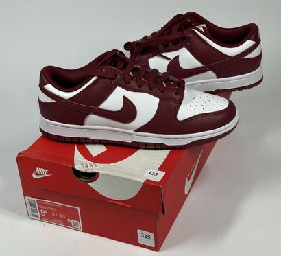 NIKE
A pair of low-top sneakers,
Model :...